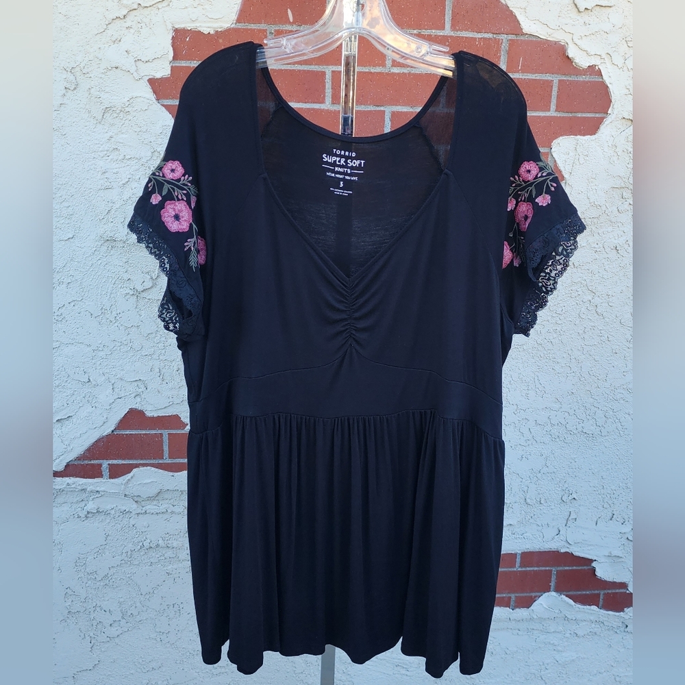 3 3X women TORRID Super Soft Knits embroidered black floral short sleeve stretch